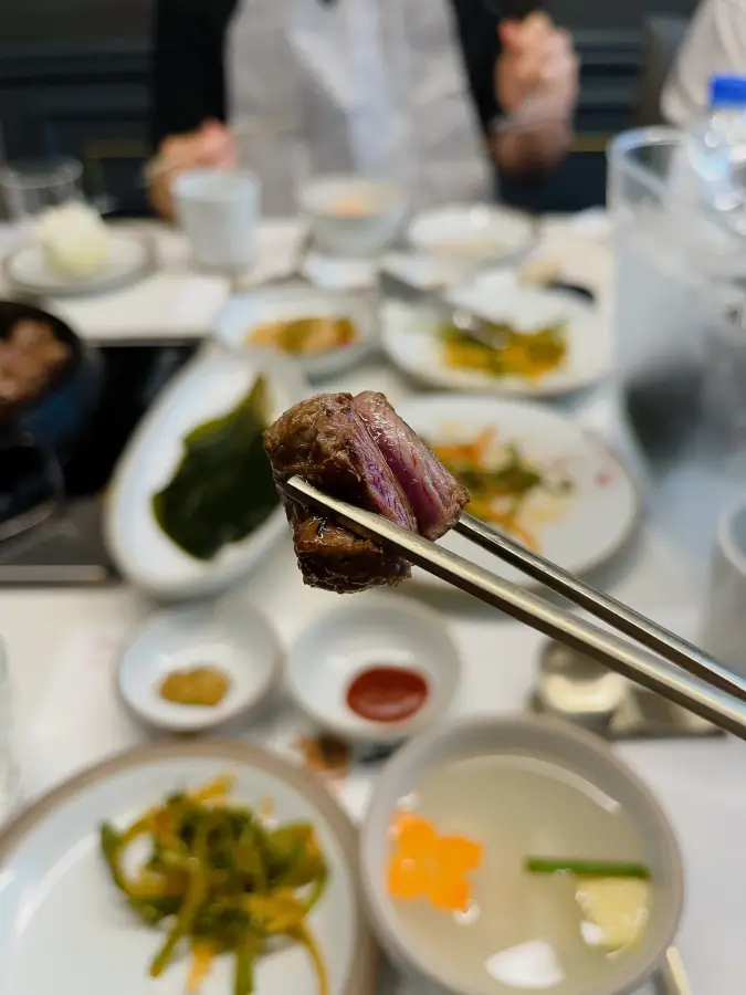 Un pezzo di carne di manzo ben cotta sollevato con le bacchette